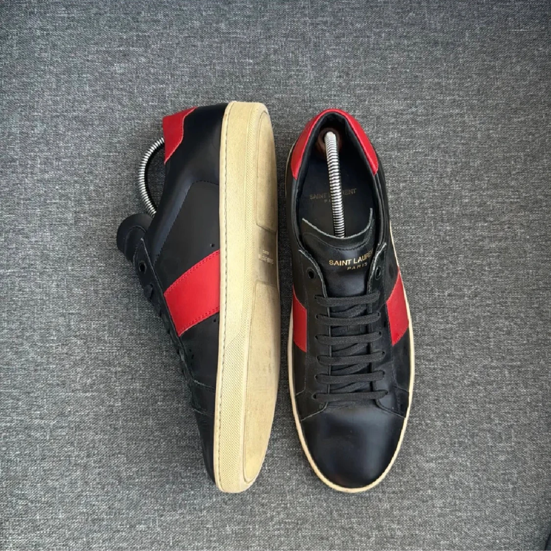 Saint Laurent svarta och röda sneakers - 2