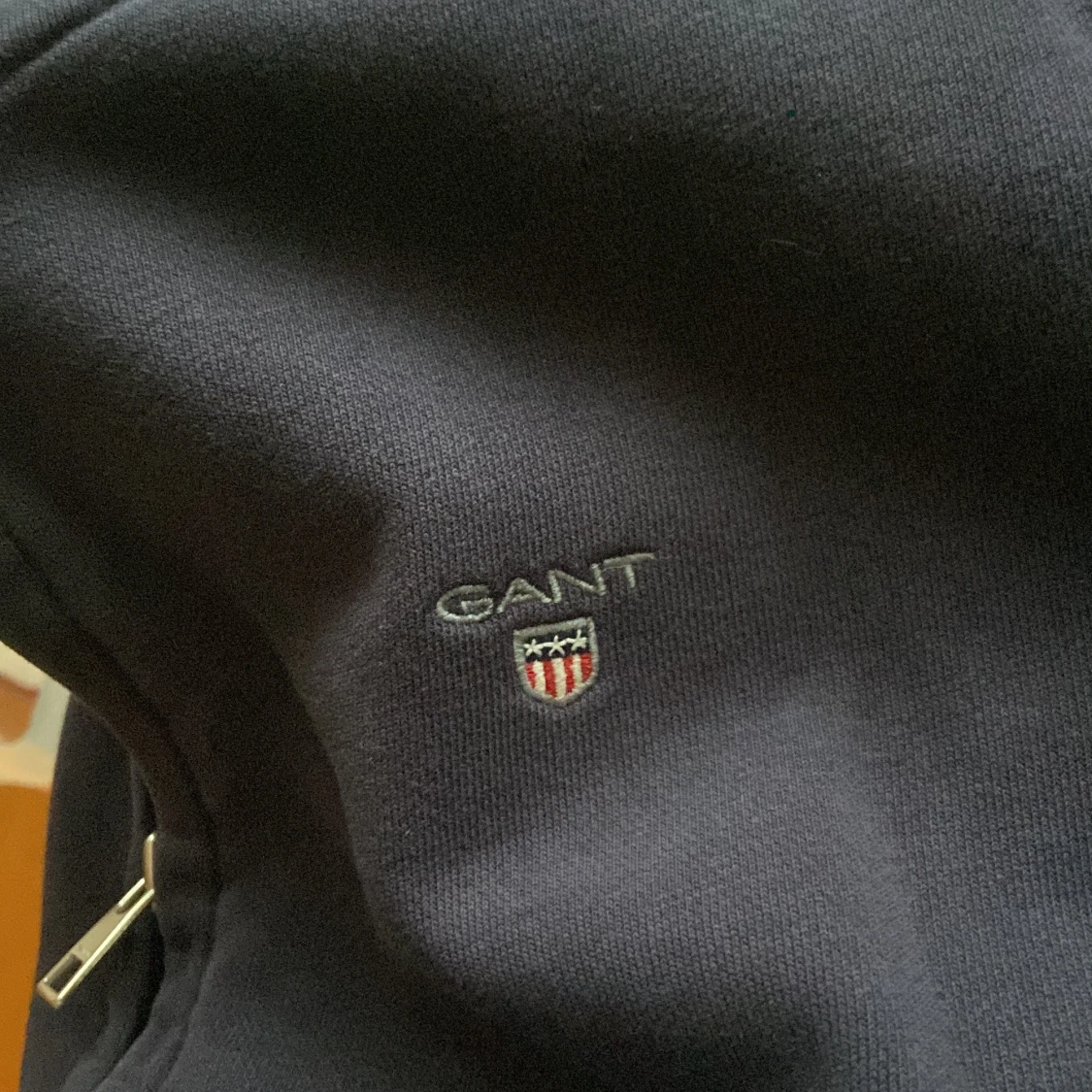 Marinblå hoodie från GANT - 1