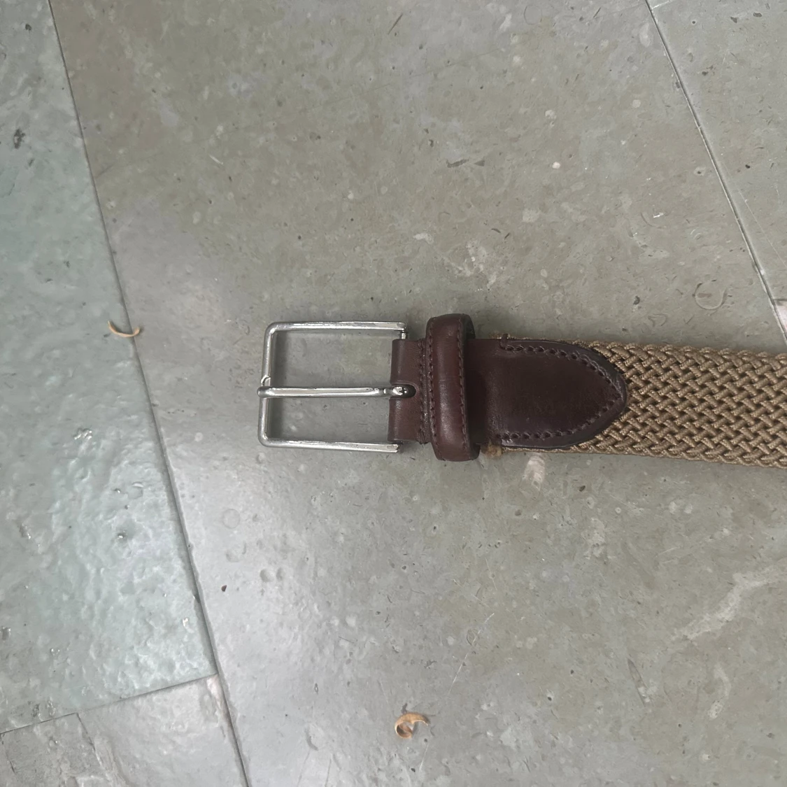 Beige flätat bälte med skinnspänne - 1