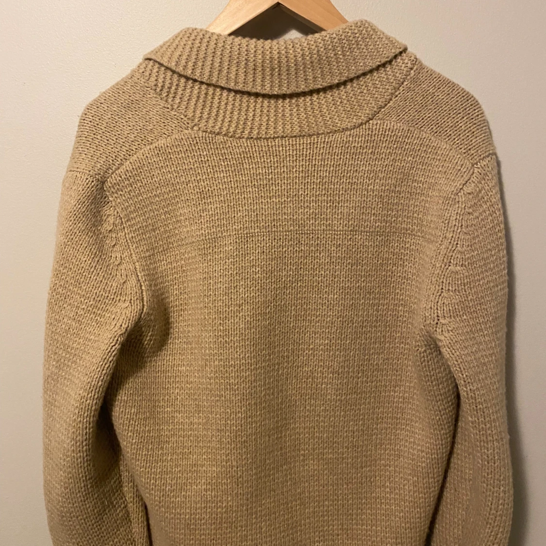 Beige stickad kofta från J.Lindeberg - 2