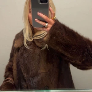 Pälskappa - Superfin brun pälskappa i äkta päls. Så varm och mysig till vintern! Den har ett hål vid ena armen men det går säkert lätt att sy ihop själv, skriv för bild!