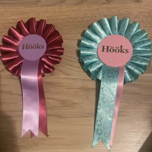 Hööks rosetter - Det är för hobby hästar, Det är helt oanvända och väldigt fint skick. Säljer de för 25kr sammanlagt.