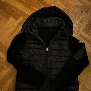 Svart Moncler cardigan - Jackan är helt ny och i perfekt skick. Storlek L men sitter ungefär som M