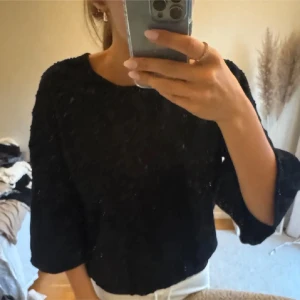 Svart stickad topp med vida ärmar - Svart stickad topp🤎passar mig med s