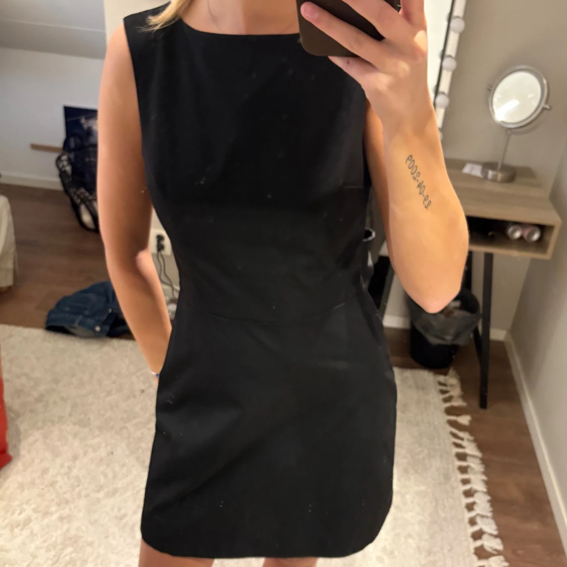 Svart kort klänning med rosett