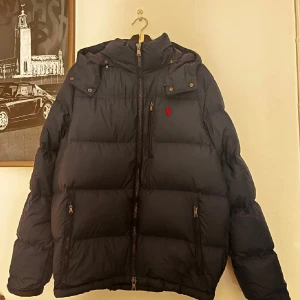 Mörkblå Mörkblå pufferjacka från Polo Ralph Lauren (med prislapp) - Säljer min klassiska ralph lauren pufferjacka, använt ca 4 gånge.  Stilren och snygg jacka. Inga tecken på användning. Med prislapp. 