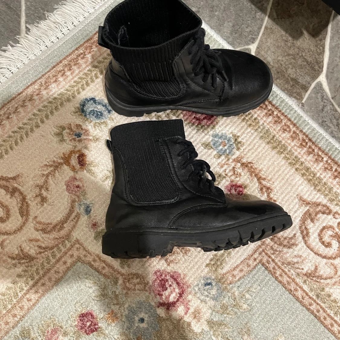 Svarta boots med snörning och stickad skaft - 1