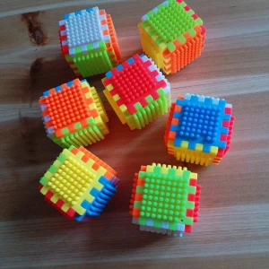 Byggklossar - Färgglada byggklossar för barn. Liten skada finns och några piggar fattas men inget som stör.