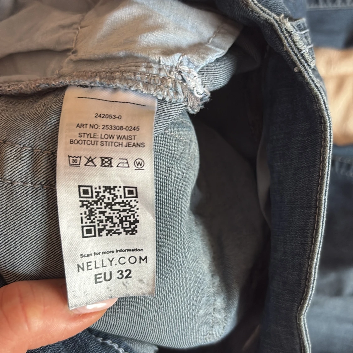 Blå bootcut jeans från Nelly, low waist - 2