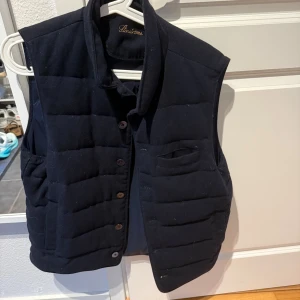 Stenström väst  - En snygg marinblå väst från stenströms. I väldigt bra skick. Strl M 🌟⭐️