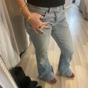 Levis ljusblå bootcut jeans - Ljusblå Levis 517 jeans med klassisk bootcut passform som är midwaist. De har en snygg vintage stil och har slitage längst ner på benen (bild 4) . 💓
