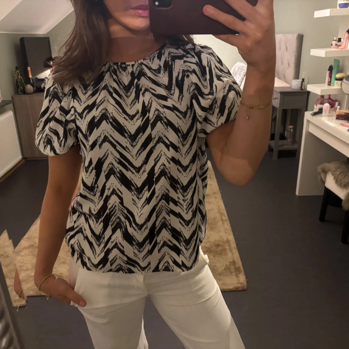 Svartvit blus med zigzag-mönster