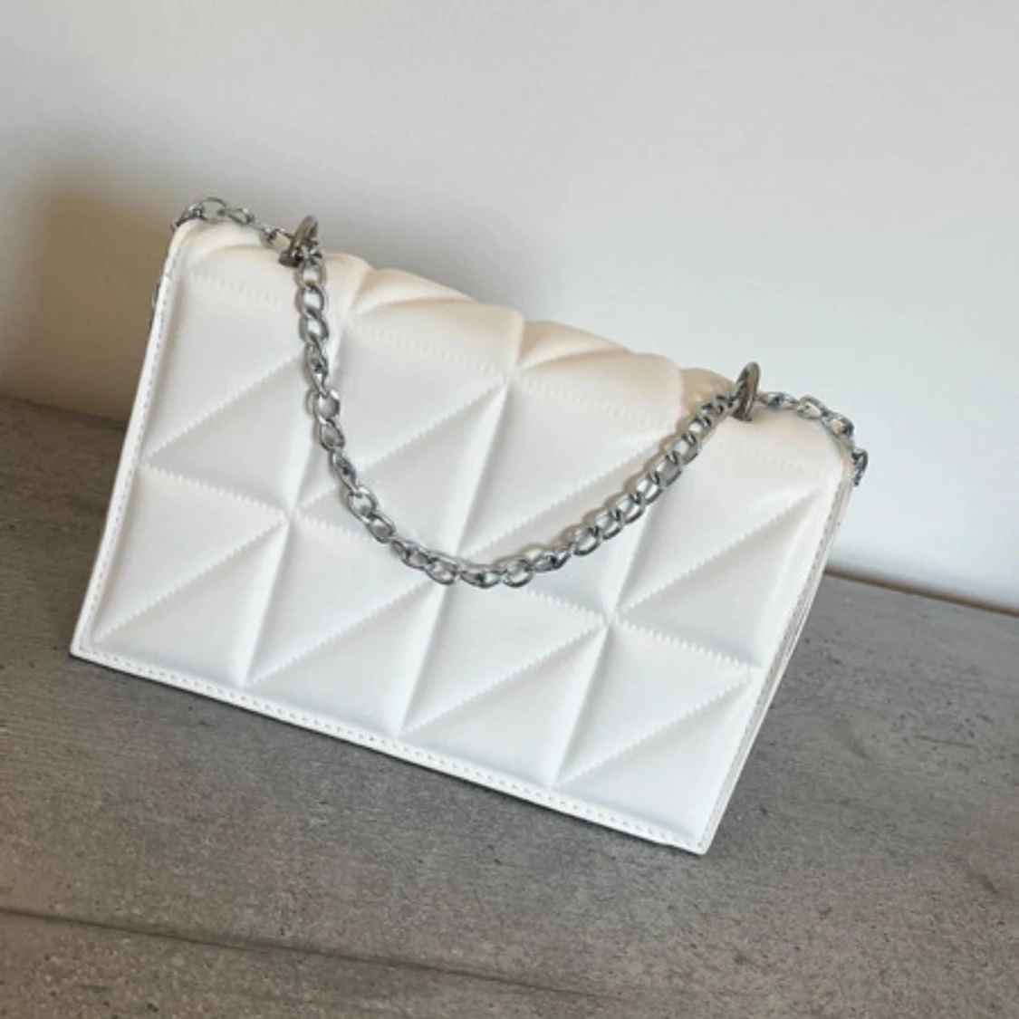 Vit quiltad axelväska med kedja - 2