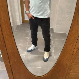 Replay jeans  - Ett par snygga byxor från Replay i storlek W31 L32 i modellen Anbbas 