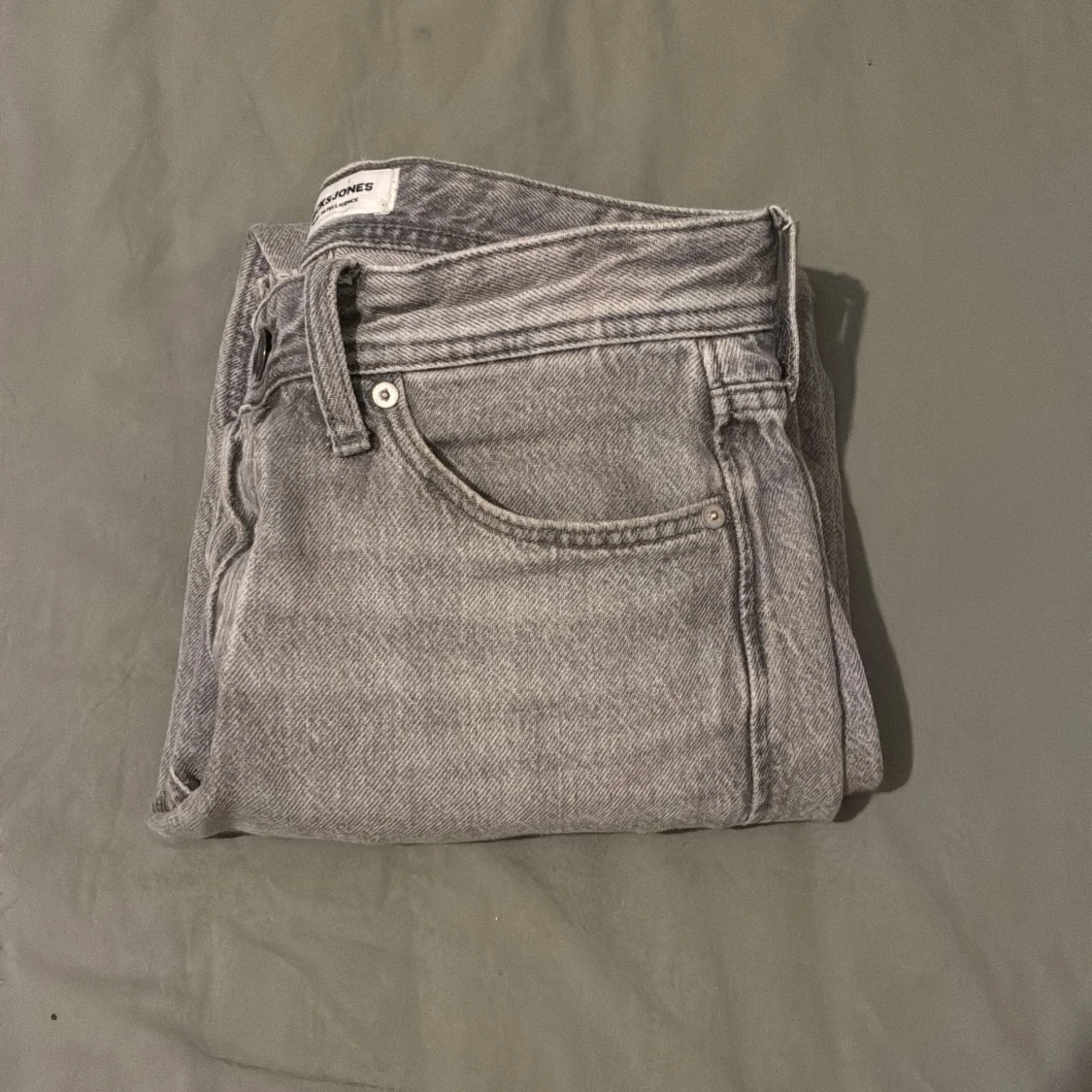 Grå relaxed chris jeans från Jack & Jones - 1