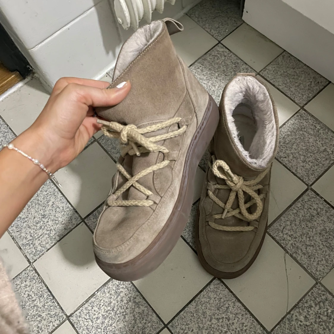 Beige Inuikii boots med snörning
