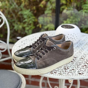 Lanvins - Tjaa! Jag säljer nu mina väldigt fräscha Lanvins då jag är sugen på att testa något nytt. Dem är grå/bruna med svart/grå captoe och snören, storlek 43 (UK9). Som sagt väldigt bra skick samt väl omhändertagna. Box, dustbag och KVITTO (från CareOfCarl) ingår givetvis. Byten mot Loubs, Flycrews eller Gucci Ace kan vara intressant, annars kan priset diskuteras! Tveka inte på att höra av er vid frågor eller om fler bilder. Allt gott! /Arvid 👊🏼