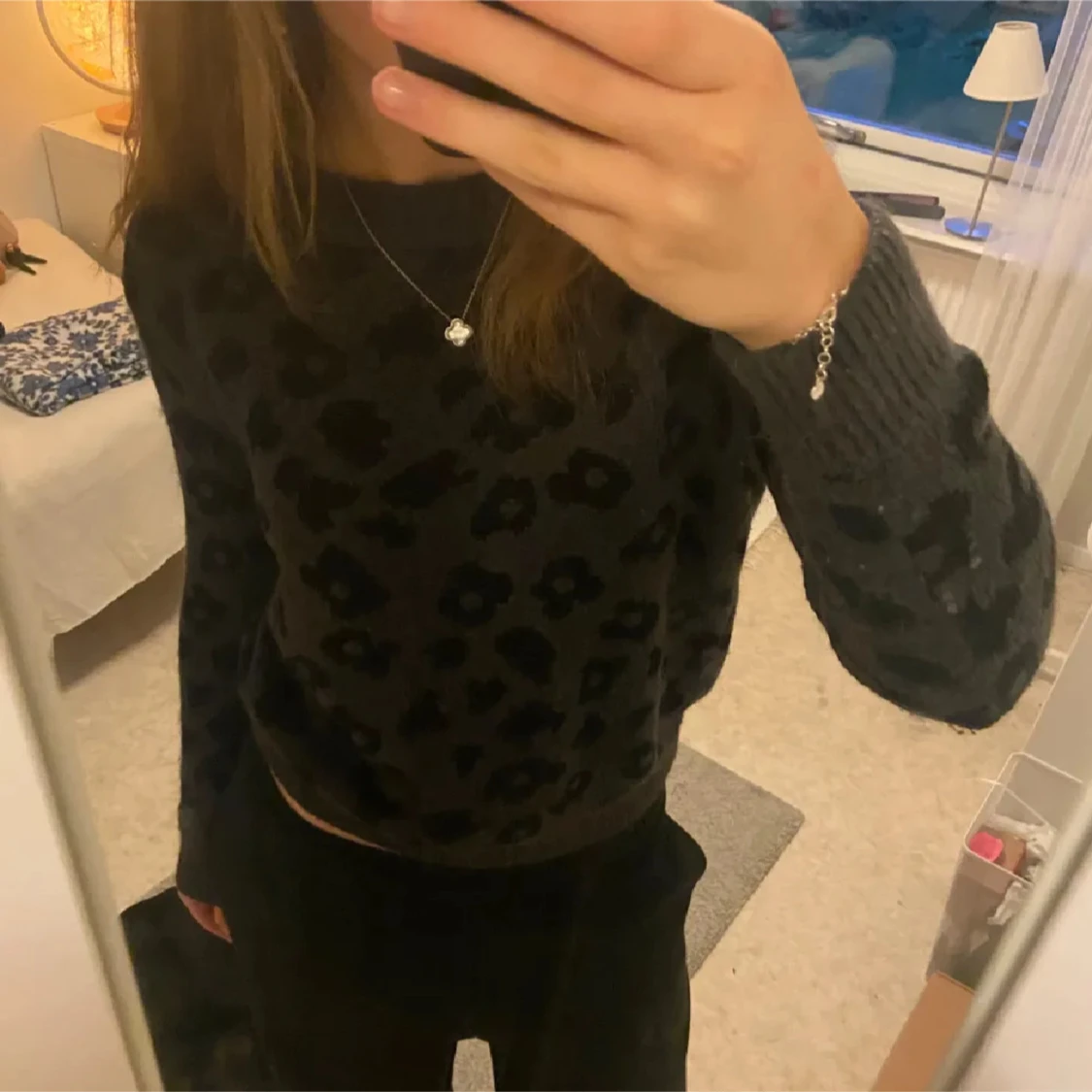 Mörkgrå leopardmönstrad stickad tröja