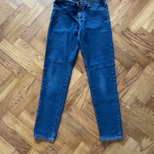 Blå Treggings Thea från Cubus, strl 152 - Snygga blå treggings från Cubus, modell Thea, med stretch för extra komfort. De har klassisk jeanslook med fickor bak och smal passform. Materialet är en mix av bomull, polyester och elastan som gör dem mjuka och följsamma. Perfekta för dig som gillar slimma och bekväma byxor.