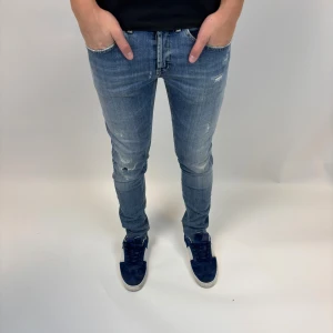 Dondup Jeans George  - Dondup Jeans George! Trendigaste jeansen på marknaden.  Skick= 9,5/10 Ny pris= 4000 kr Säljs för= 850 kr (Modellen har original slitningar från fabrik vilket är väldigt eftertraktat och populärt) 