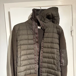 Moncler sweatshirt M - Grön Moncler sweatshirt storlek M i bra skick. Bara använd några gånger. Nypris ca 11000