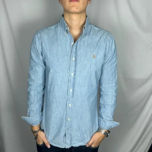 Ljusblå Jeanskjorta från Ralph Lauren - Storlek: M  Skick: 9/10 Nypris: 1699+ Modellen är 185cm & 78 kg 