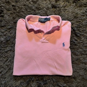Polo Ralph Lauren Piké Rosa - Polo Ralph Lauren Piké  | Rosa | EFTERTRAKTAD | STILIG | Skick: 9,8/10 | Storlek: M | Pris: 299 SEK | Gratis armband skickas med vid köp (från 31/10) | Frakt: Postnord + Instabox + Bring | Skriv vid minsta fråga eller fundering 📩
