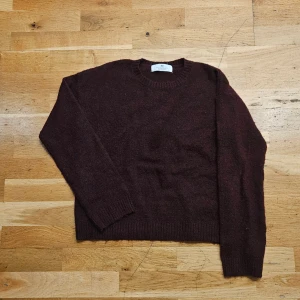 Vinröd stickad tröja - En riktigt fin och mjuk stickad tröja - vinröd i storlek 134/140 (motsvarar en xxs/xs). Använd nån gång, jätte fint skick.   Från H&M