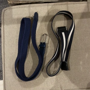 Två blå bälten, ett randigt och ett flätat - Säljer två bälten som knappast är använda. Ett blått och en mera randigt. 1 för 100kr 2 för 180kr 