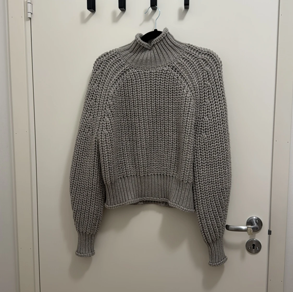 Ljusgrå stickad polotröja från H&M