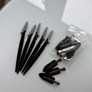 Set med sminkverktyg och clips - Ett kit med fem svarta ansiktsrakhyvkar, perfekta för att forma bryn eller raka ansiktet och silvriga hår clips, perfekta att använda vid sminkning för att hålla håret borta🖤Helt nya!