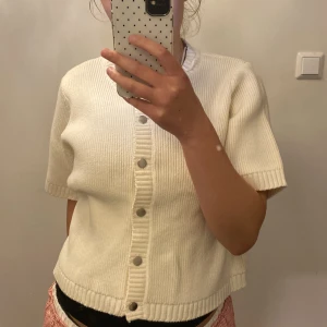 Vit kortärmad kofta  - Äldre modell av en kofta från Gina. Jag har använt den fåtal gånger, men den är så fiiin! Älskar denna kofta, men den kommer inte till användning. Den är i ett superfint stickat material, inte alls sticksig🙌💘