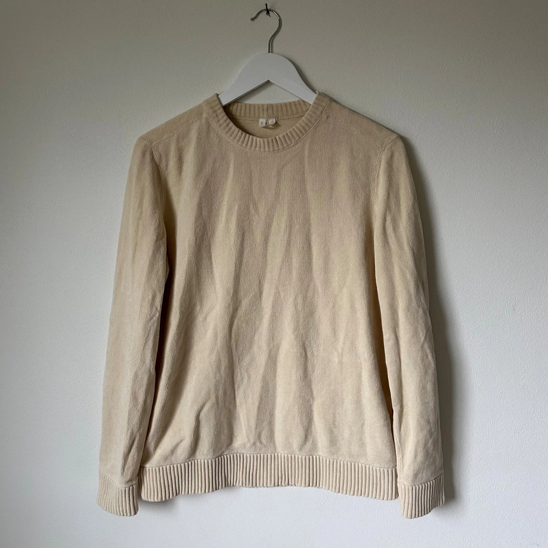 Beige stickad tröja från Arket
