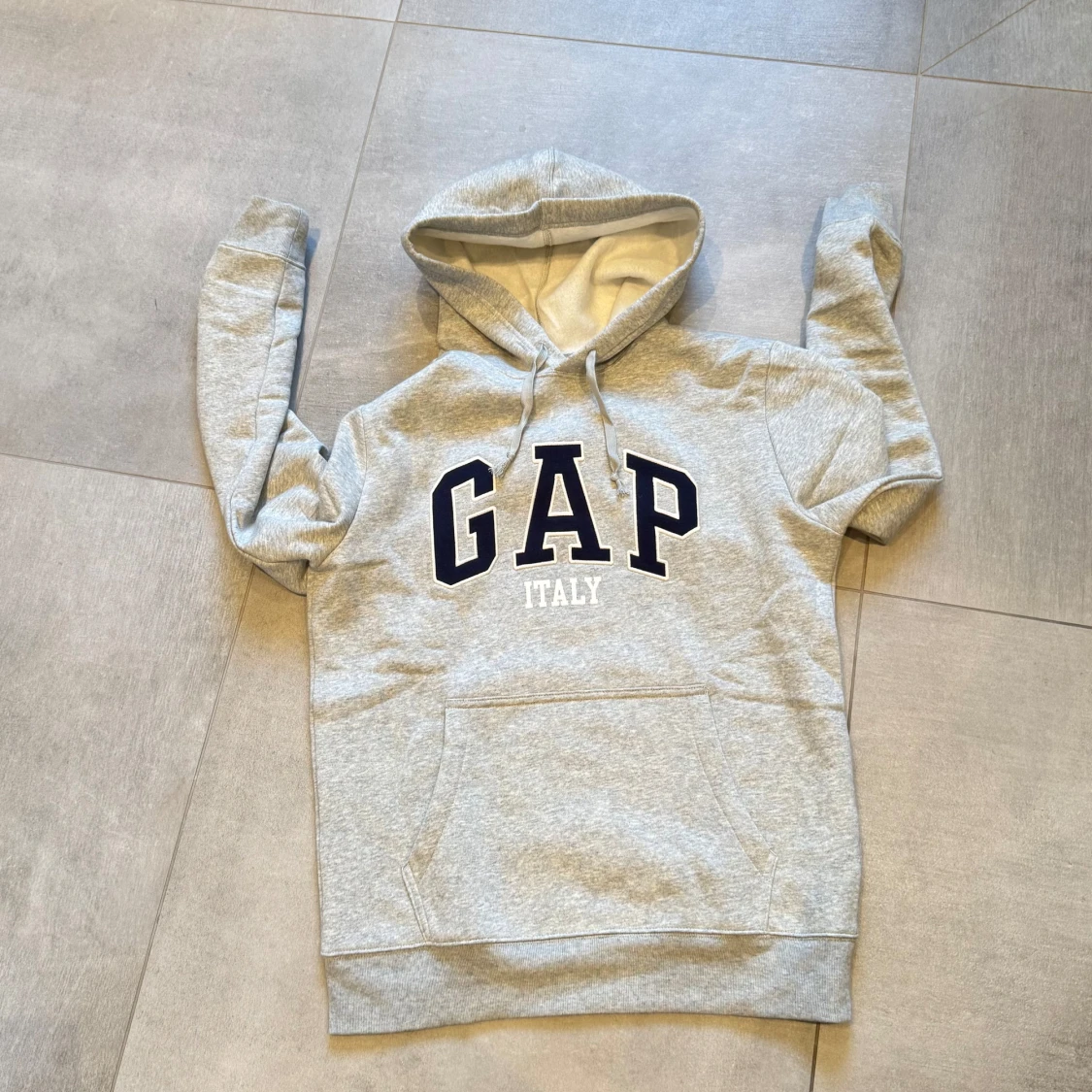Grå hoodie från GAP
