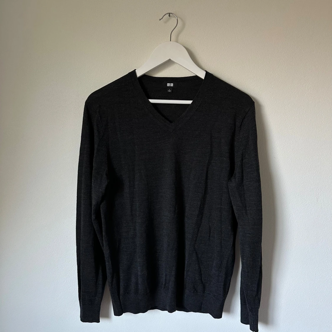 Mörkgrå v-ringad ulltröja från Uniqlo