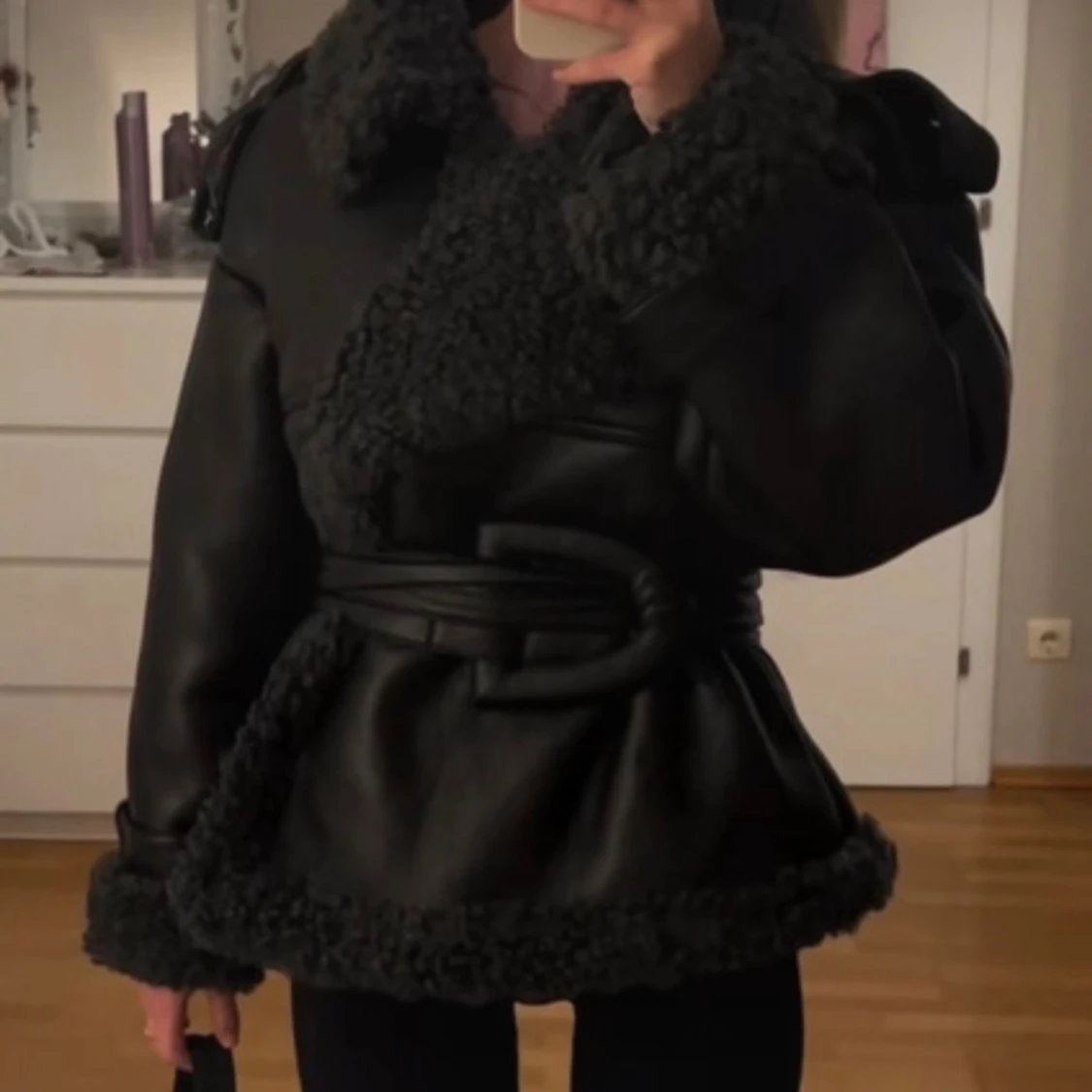 Svart pälsjacka med bälte 