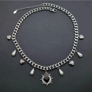 Stilfullt halsband  - Stilfull halskedja med hjärta och pärla. Material: rostfritt stål, hjärtat är av vanligt metall. Längd: 40–45 cm. Kedjetjocklek-8cm  Nickelfri. Priset utan ask blir lägre. 