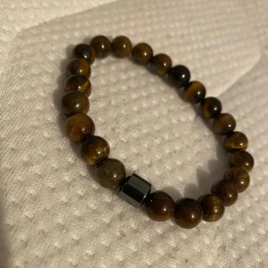 Brunt pärlarmband med tigeröga - -