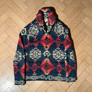 Ralph Lauren Denim & Supply cardigan - Modellen är 176 och väger 60 för referens. Längd: 68cm, Bredd: 50cm Skriv vid ytterligare frågor eller funderingar🤝