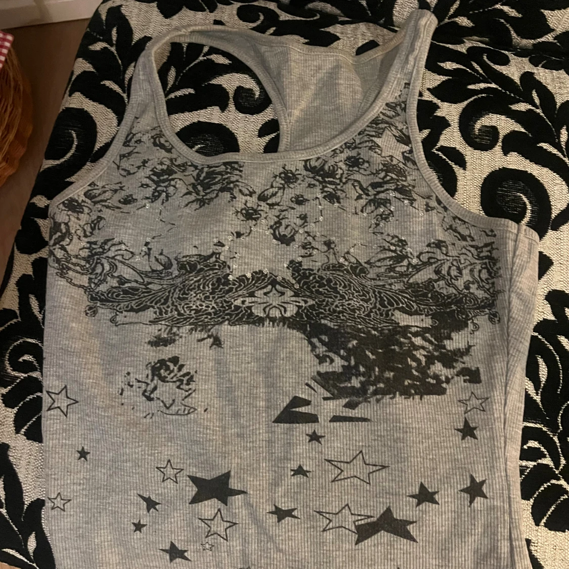 Grå ribbad linnetopp med stjärnor