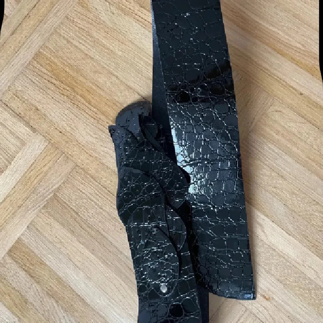 Svart brett bälte med bladdekor - 4