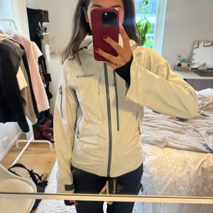 Norrøna Lofoten goretex skaljacka - Säljer en vit skaljacka från Norrøna, modell Lofoten. Färgen är snowball (lite off white ish). Jättefint skick, inga skador men kan behöva en tvätt. Jackan är avsedd för freeride åkning och liftbunden skidåkning, men funkar också som regnjacka.