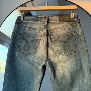 Lågmidjade jeans - Calvin Klein - Märke: Calvin Klein  Storlek: W29 enligt lapp. Mellan 36 och 38. Färg: Ljusblå Skick: ✨ Mycket gott skick Passform: Bootcut  Mått:  Innerbenslängd: 86 cm Totallängd: 109 cm Gren: 20 cm Midja rakt över: 39 cm 