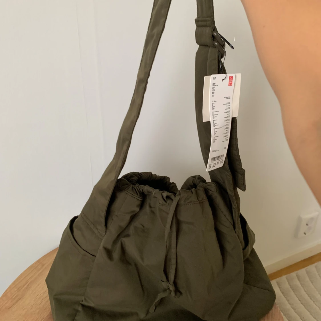 Helt ny Uniqlo olivgrön väska / Uniqlo soft puffy shoulder bag - 2