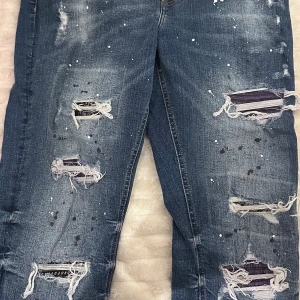 Supply & Demand blå slitna jeans - Blå slitna och design jeans från Supply & Demand 