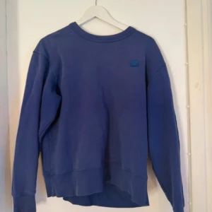 Blå sweatshirt från Acne Studios - Säljer denna superfina tröjan från acne studios. Storlek medium men skulle även säga att den passar small, den är lite smutsig (därav priset) men borde gå bort i tvätten utan problem!