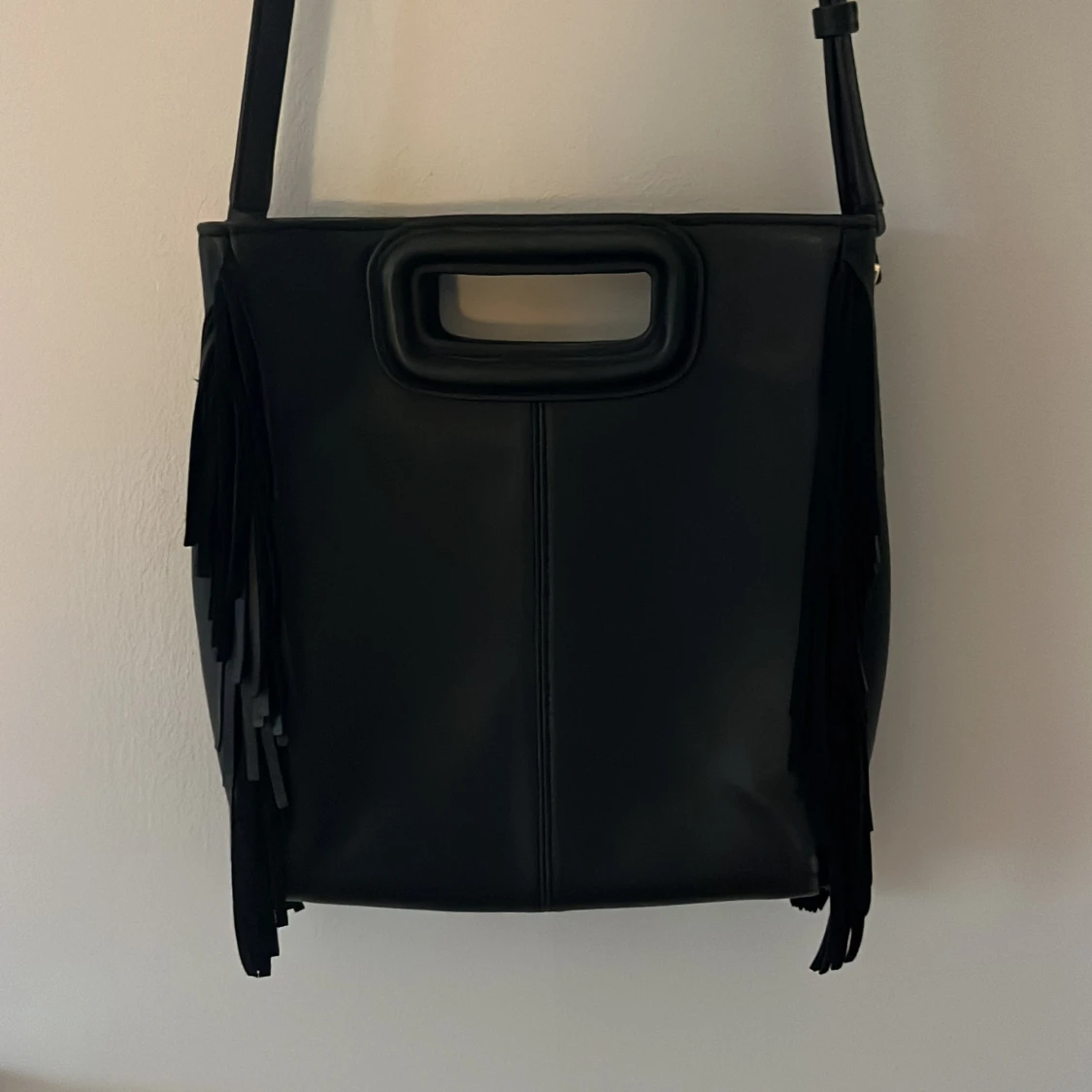 Svart axelväska med fransar från Maje - 2