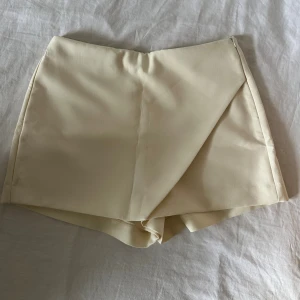 Vit kjol/shorts från Zara - Snygga vit shorts/ kjol från Zara i storlek L. Oanvänd 🤍