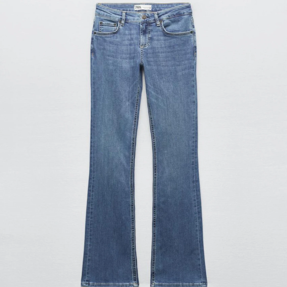 Blå bootcut jeans från Zara