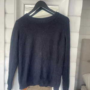 Mörkblå stickad - Mörkblå fin stickad tröja 